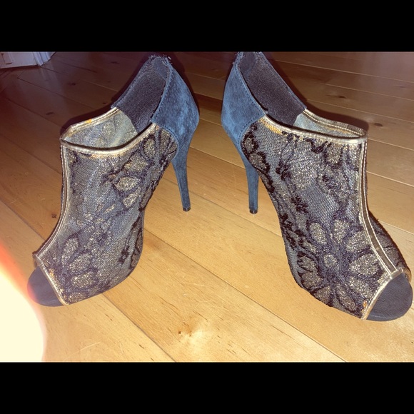 Like new Avon gold heels - Picture 4 of 5